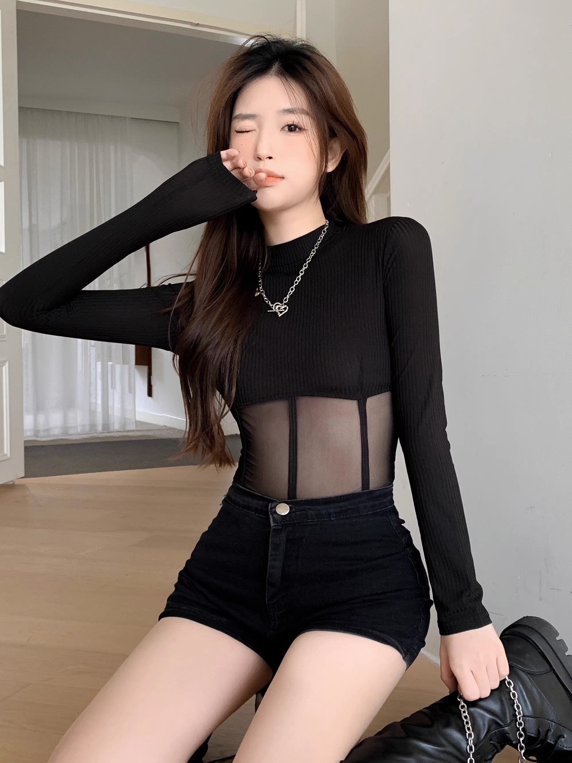 A large number of spring elastic tight-fitting short tops designed with mesh splicing pure desire long-sleeved T-shirt bottoming shirt for women
