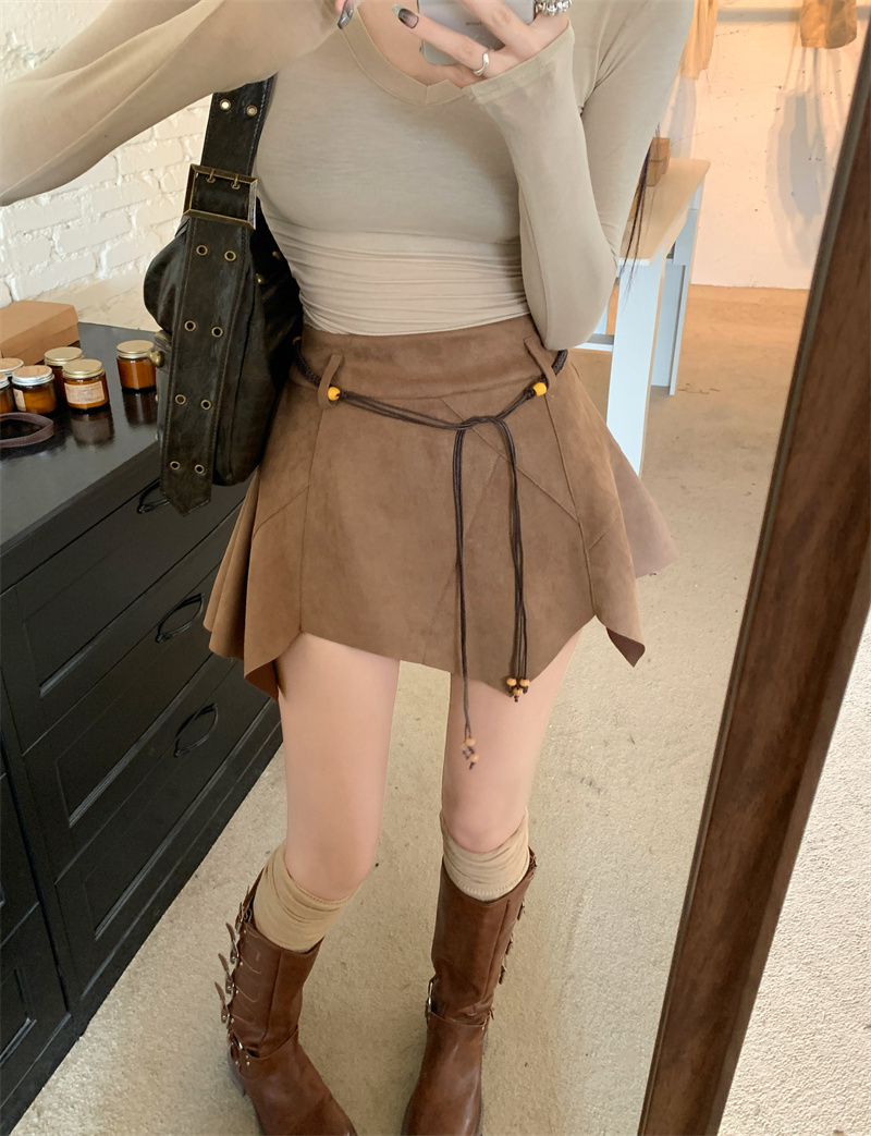 Real shot of suede A-line skirt for women in autumn and winter with niche design. High-waist outer wear short skirt in autumn and winter.