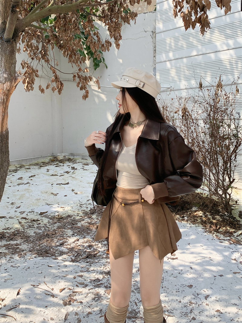 Real shot of suede A-line skirt for women in autumn and winter with niche design. High-waist outer wear short skirt in autumn and winter.