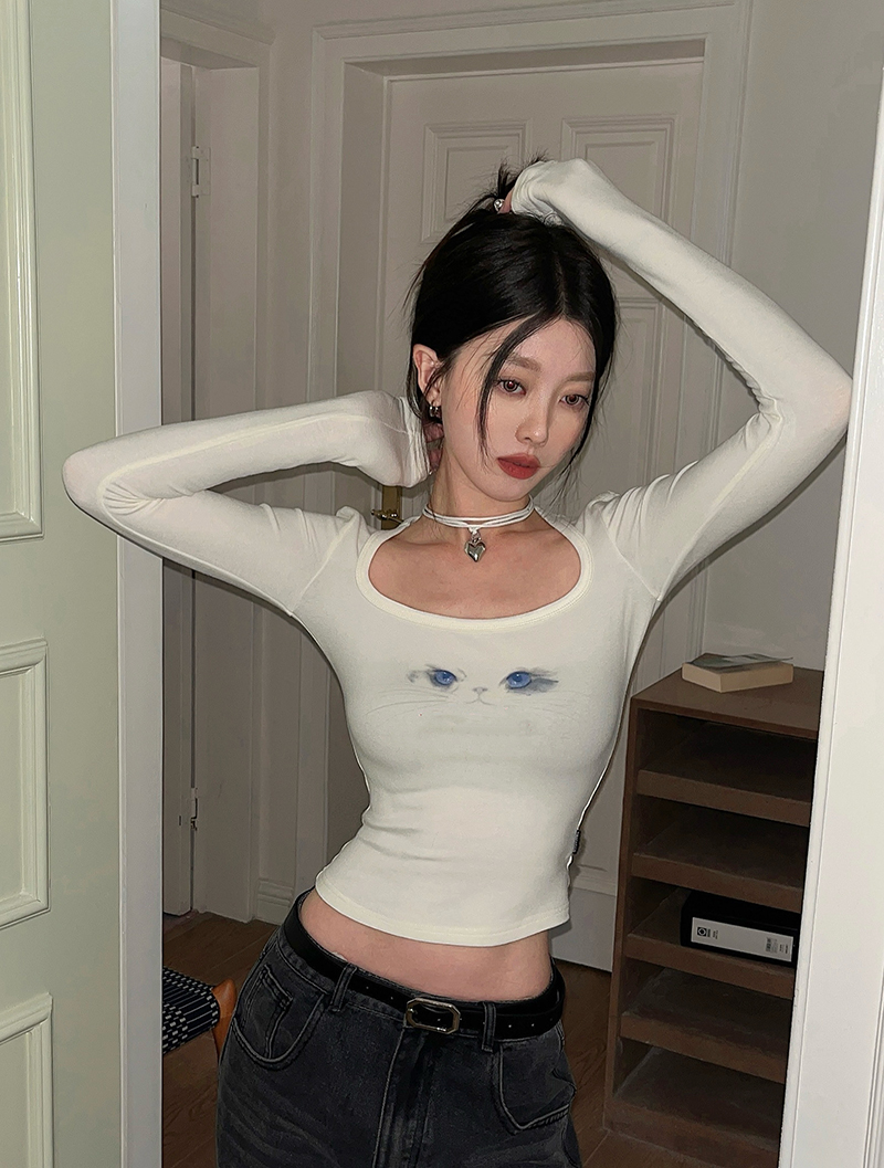 Real shot of hot girls tight-fitting, square collar, long-sleeved T-shirt with printed slimming and clavicle-revealing bottoming shirt, short top for women