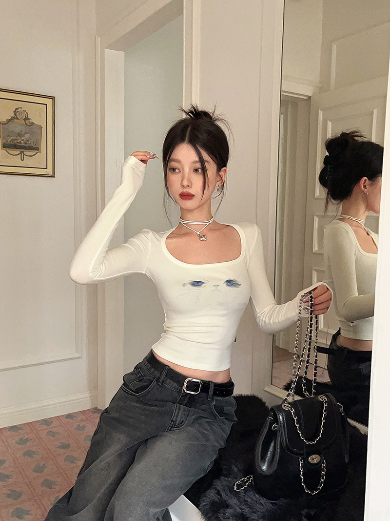Real shot of hot girls tight-fitting, square collar, long-sleeved T-shirt with printed slimming and clavicle-revealing bottoming shirt, short top for women