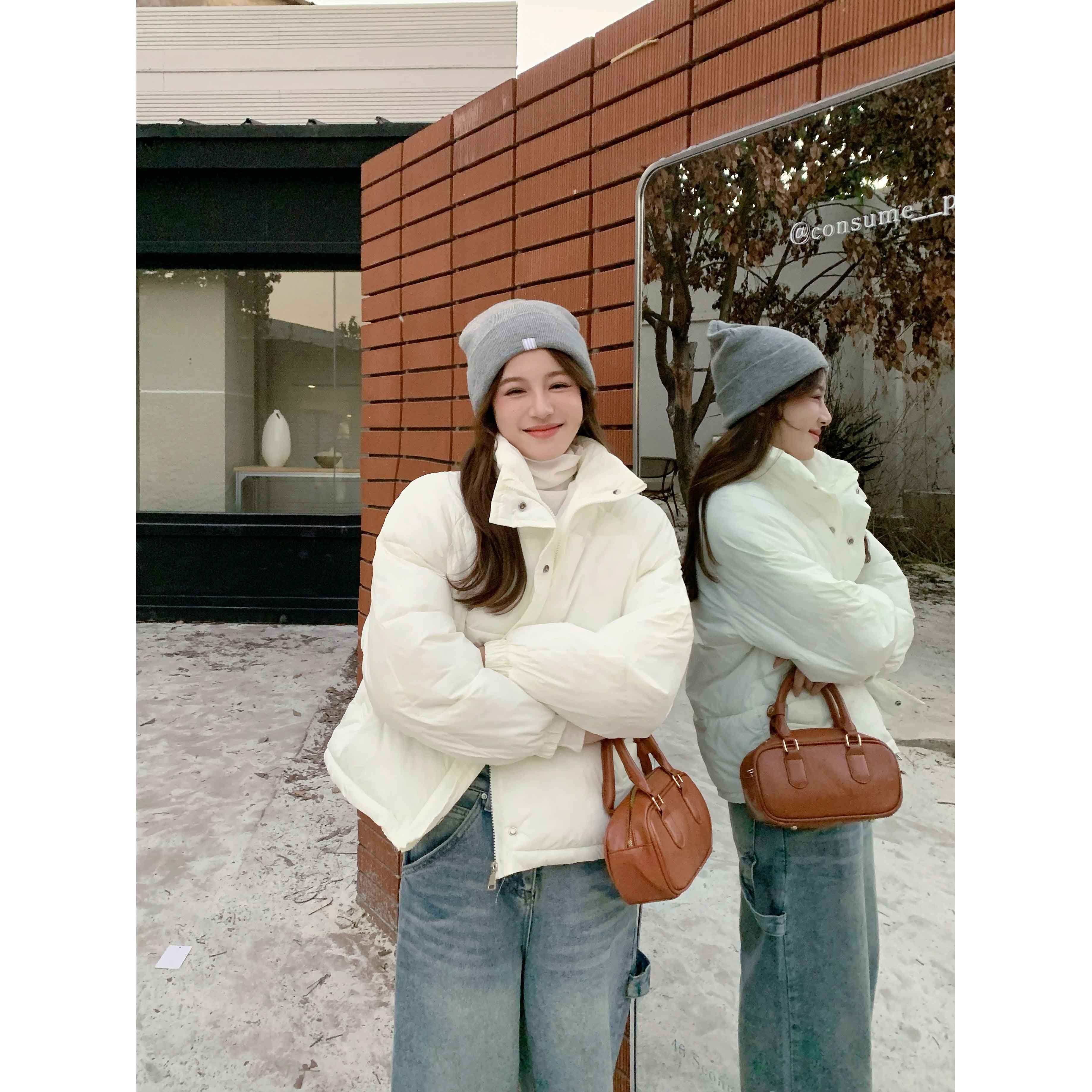 Real shot of white short down jacket for women in winter 2023 new white duck down small person loose thickened Korean version trendy