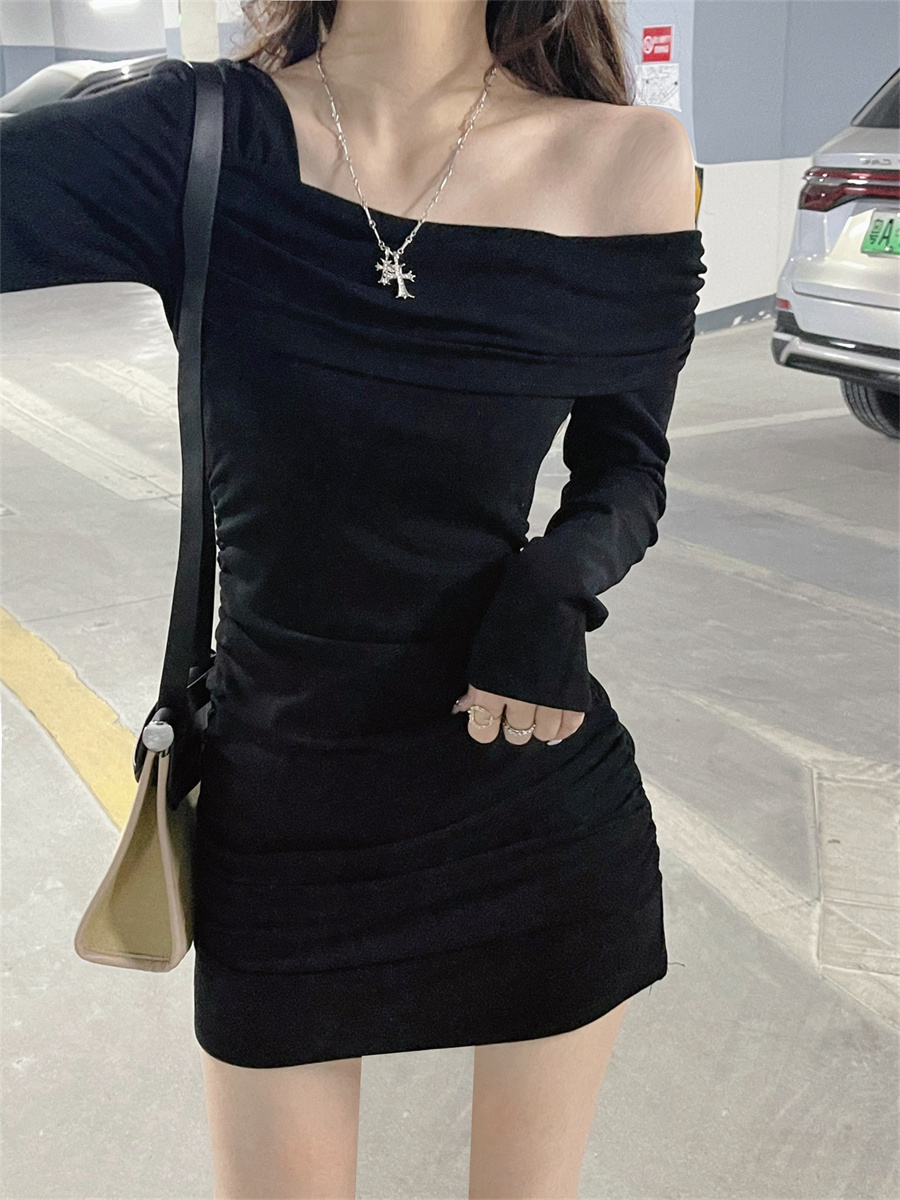 Real shot of one-shoulder long-sleeved thickened dress for women in autumn and winter hot girl pleated waist-covering hip skirt