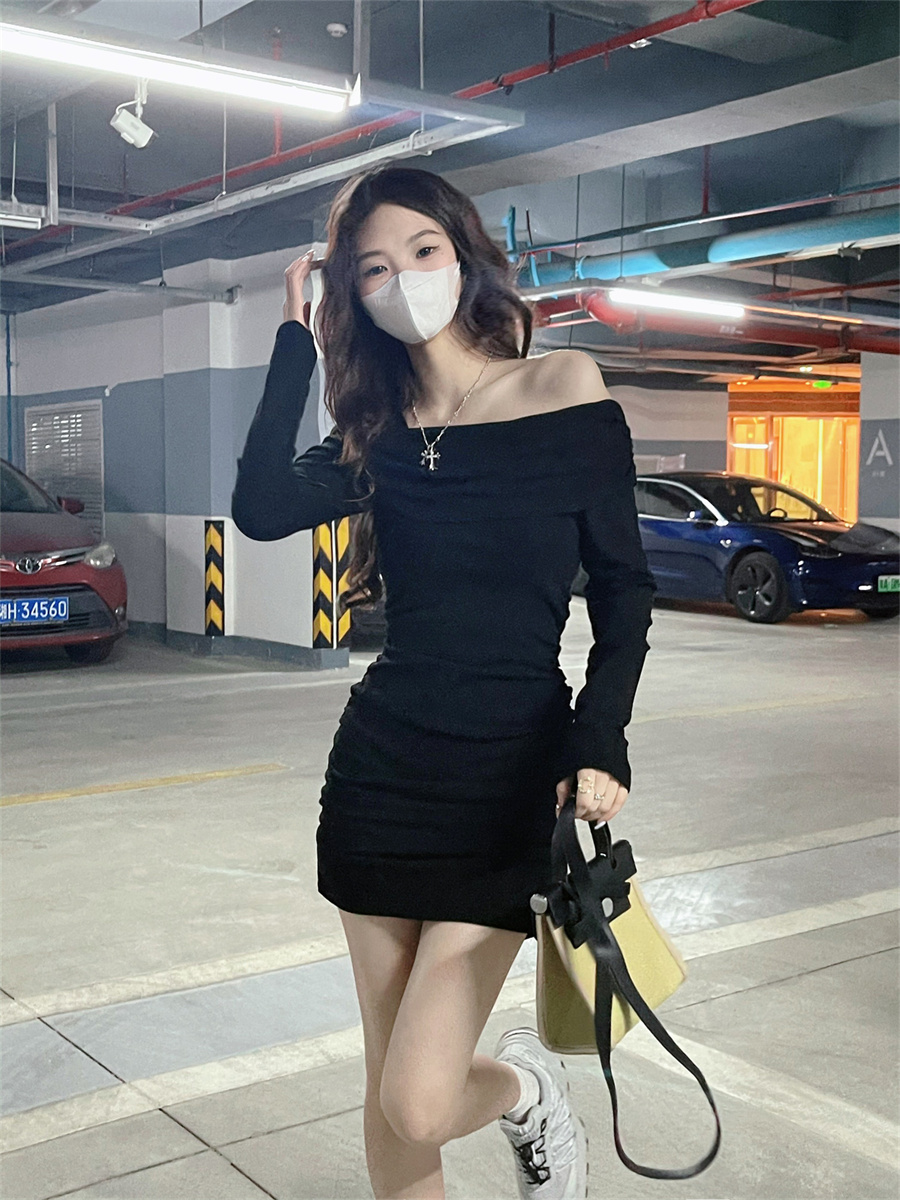 Real shot of one-shoulder long-sleeved thickened dress for women in autumn and winter hot girl pleated waist-covering hip skirt