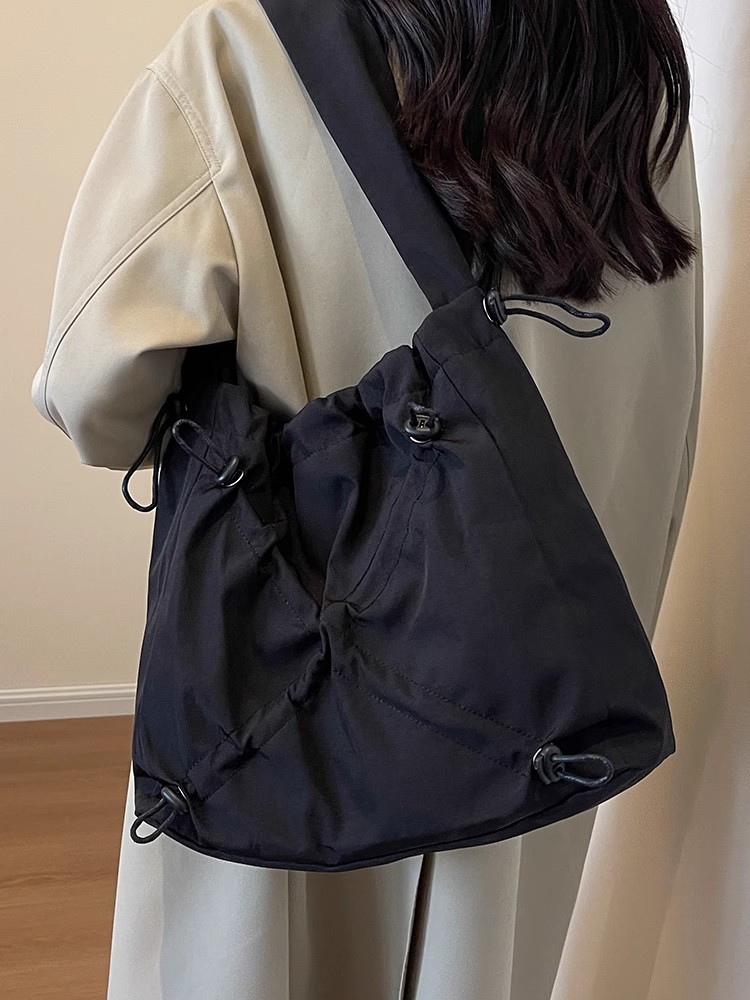 尼龙布包包女大容量新款时尚单肩斜挎包高级感褶皱通勤托特包