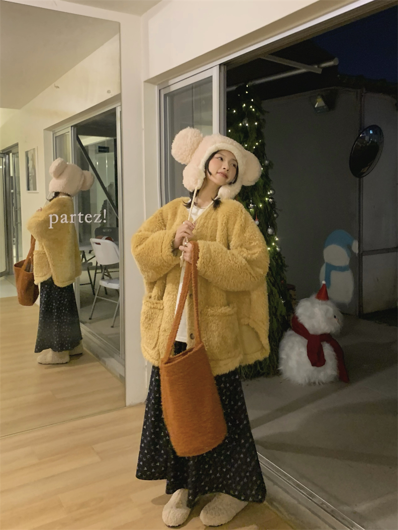 Actual shot of retro casual round neck high-end loose sunset yellow fur warm jacket