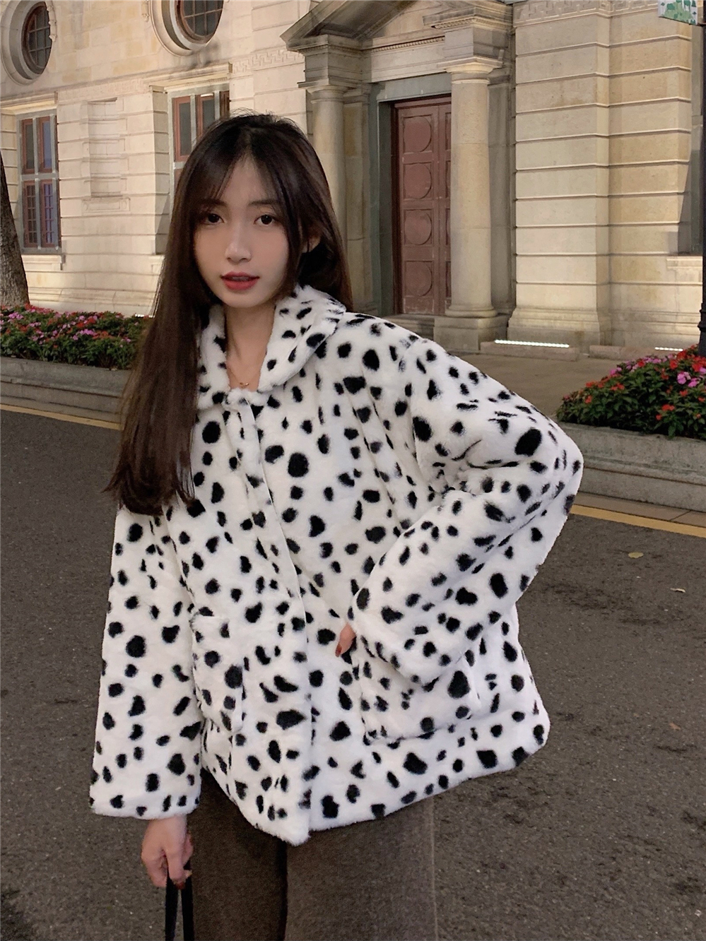 Real shot of winter lamb wool imitation fur jacket for women, fashionable irregular polka dot loose short thickened plush top