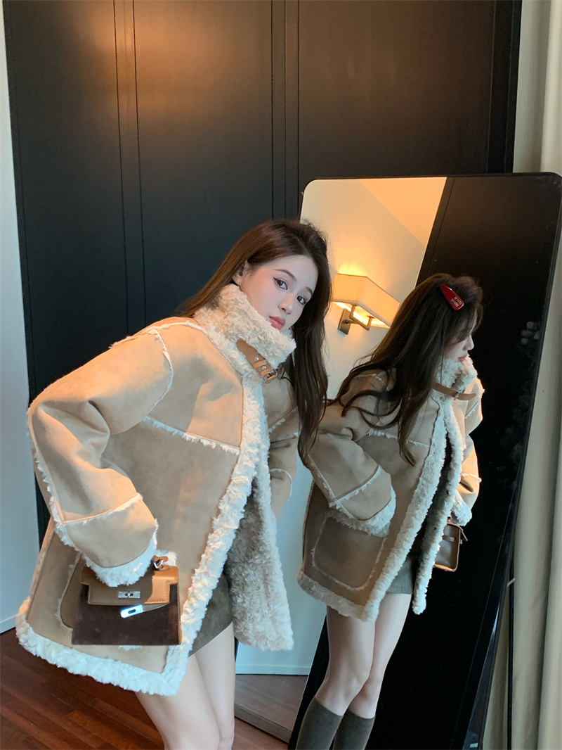 Real shot of khaki spliced ​​lamb wool coat for women in winter, thickened, high-end and warm suede fur all-in-one coat