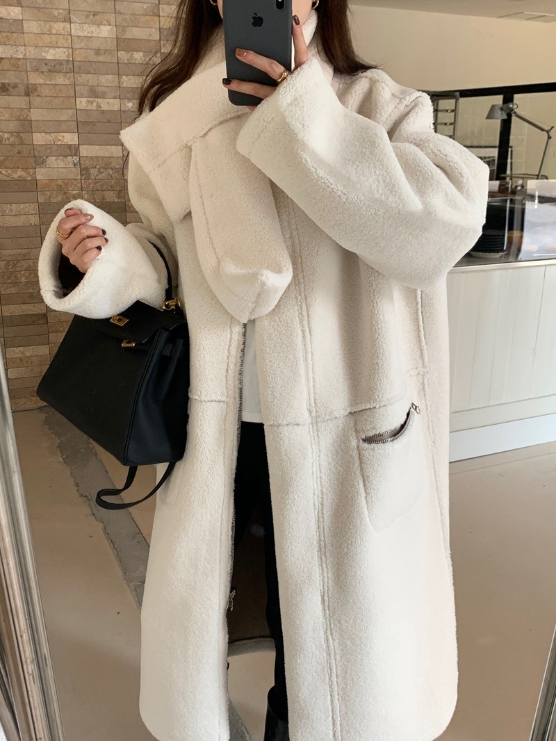 Actual shot of Korean casual, versatile and stylish lamb fur all-in-one mid-length warm jacket with scarf
