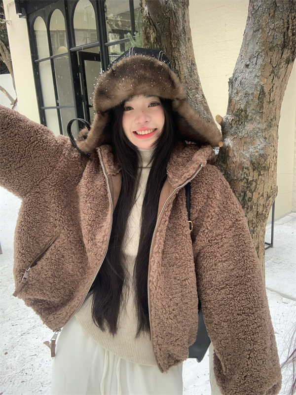 实拍  冬季保暖甜美可爱宽松连帽短款羊羔毛外套女