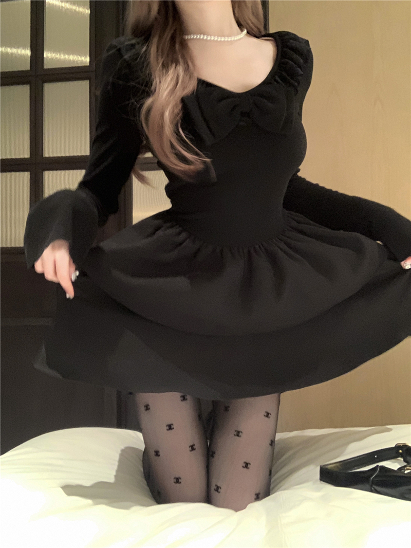 Real shot of retro sexy V-neck French girl bow waisted puffy little black dress for women