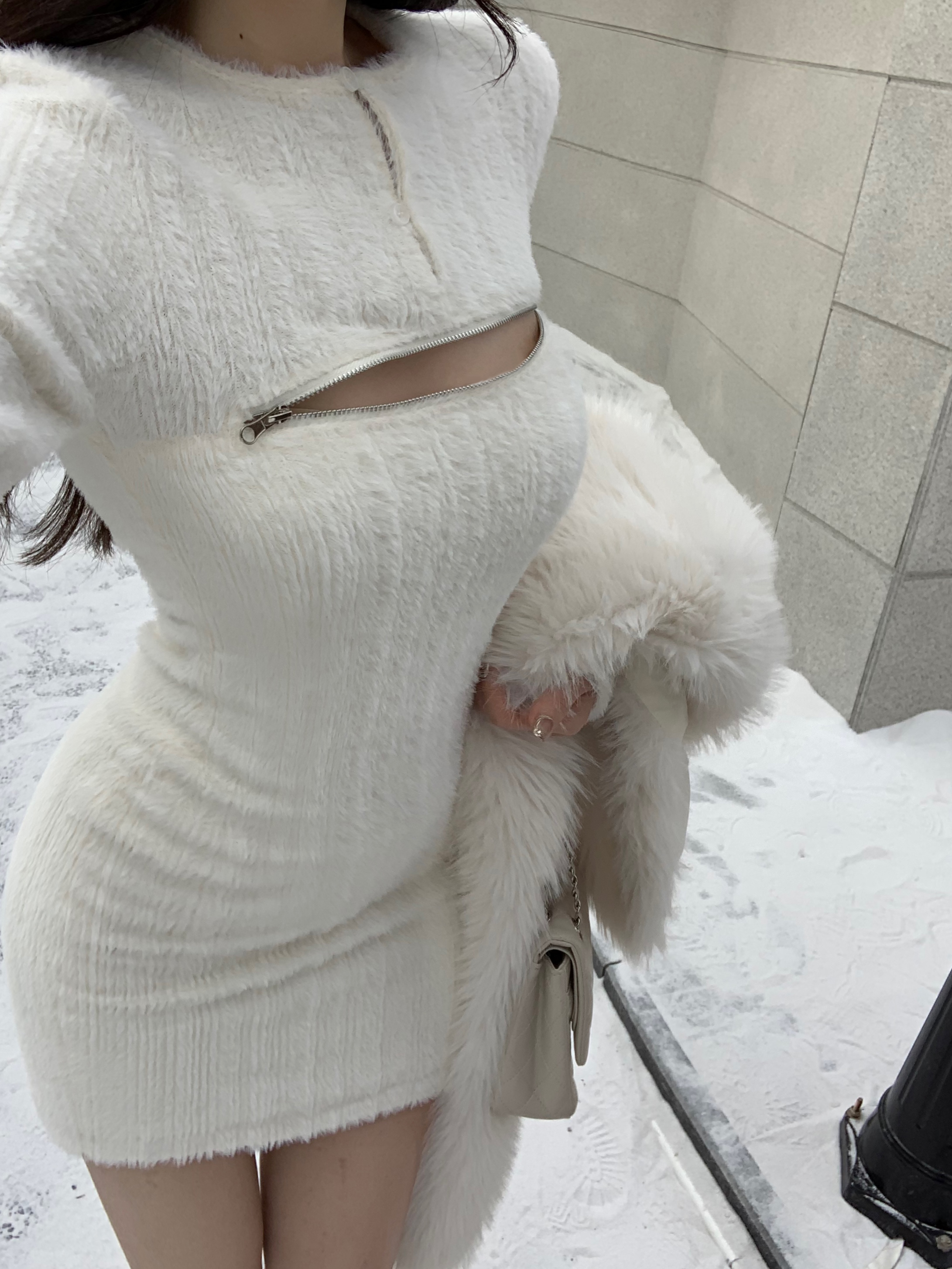 Actual shot of a warm and soft waxy imitation mink fur long-sleeved dress with a zipper on the chest that can be worn with a short skirt in winter