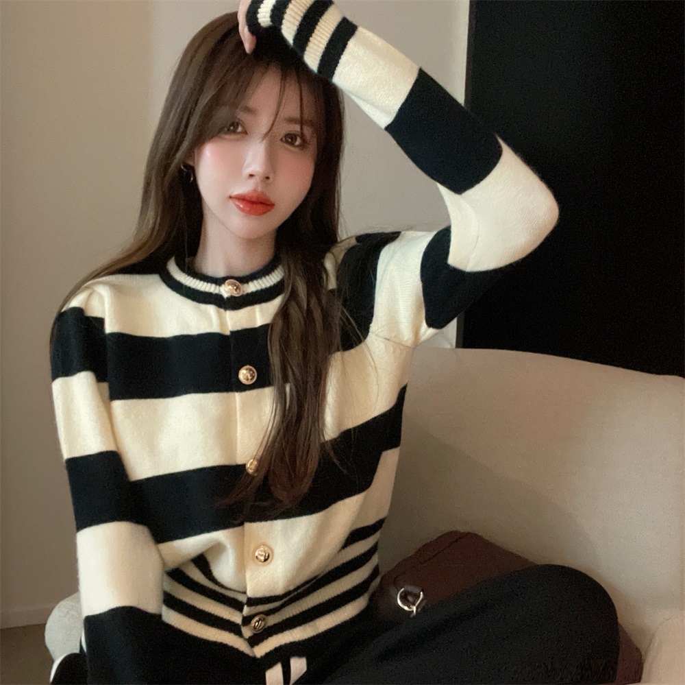 Real shot!  New retro contrast striped long-sleeved loose outer cardigan small fragrant style knitted jacket top