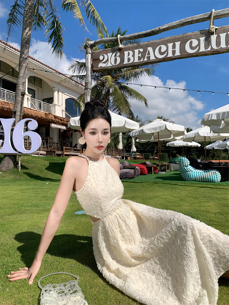法式掛脖吊帶連衣裙2023新款女夏季高級感氣質顯瘦露腰過膝長裙子
