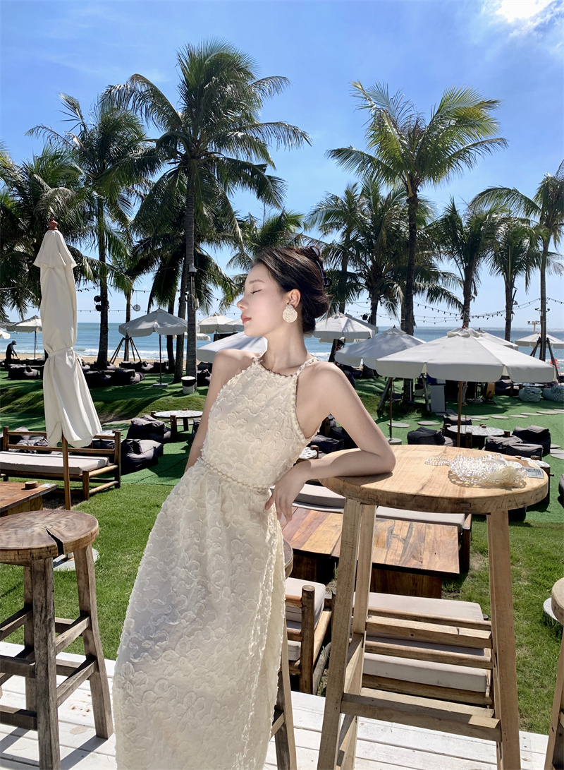 法式掛脖吊帶連衣裙2023新款女夏季高級感氣質顯瘦露腰過膝長裙子