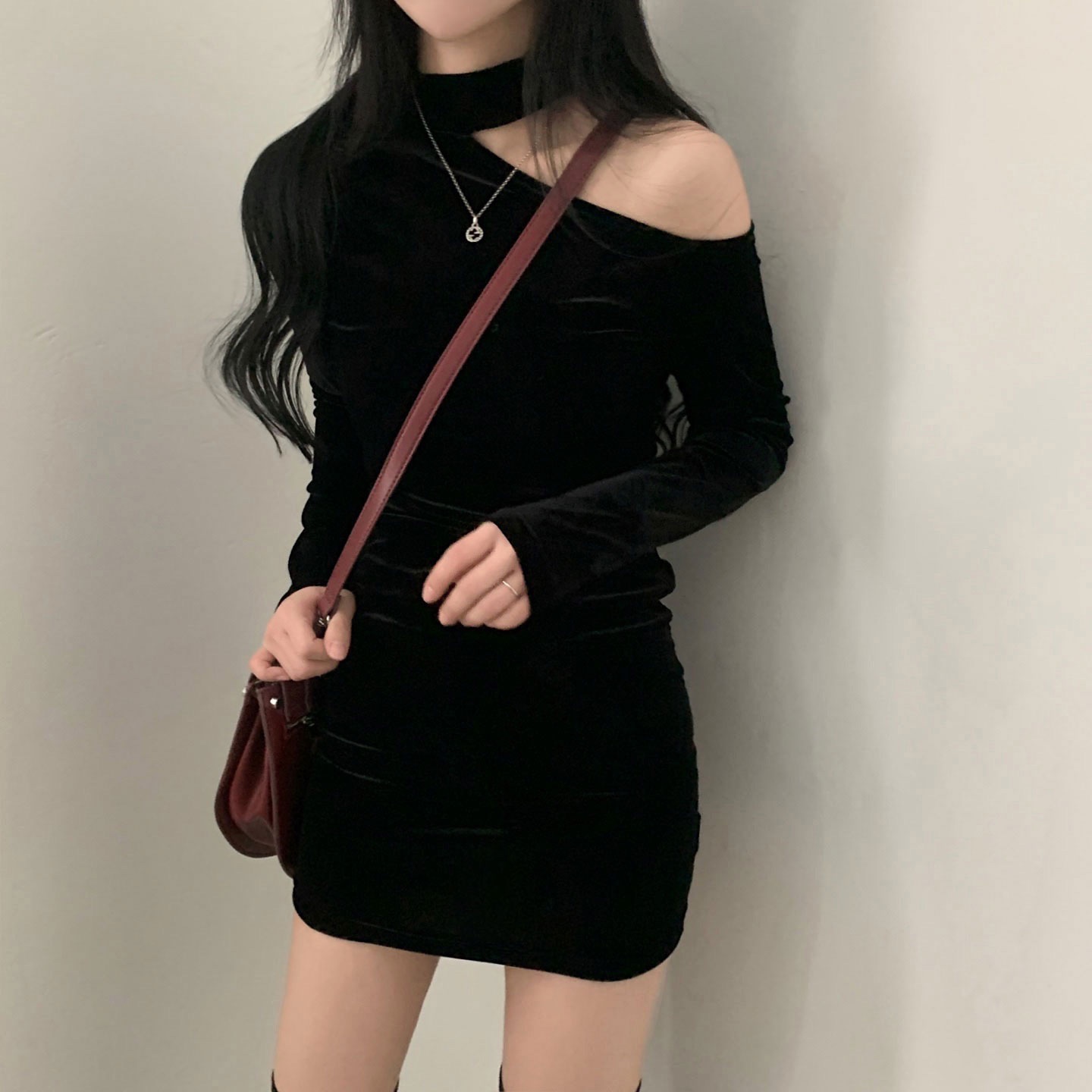韩国chic冬日气质设计感露肩短裙丝绒连衣裙