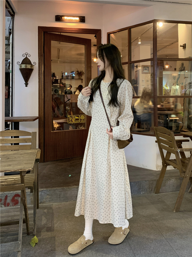 Real shot!  Autumn and winter inner skirt Korean style retro strapped waist design corduroy floral dress