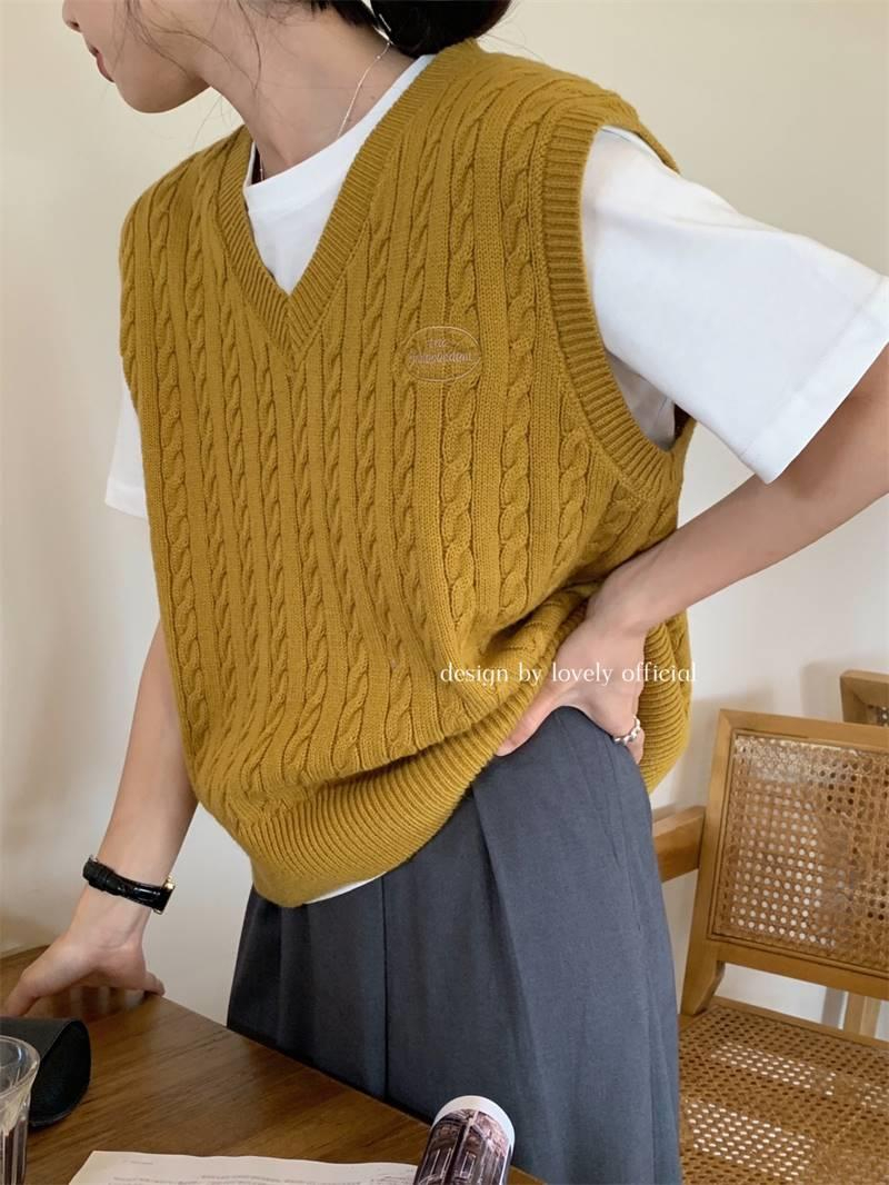 Sleeveless V-neck knitted vest for women in autumn and winter, loose layered sweater tops, versatile pullovers and vests