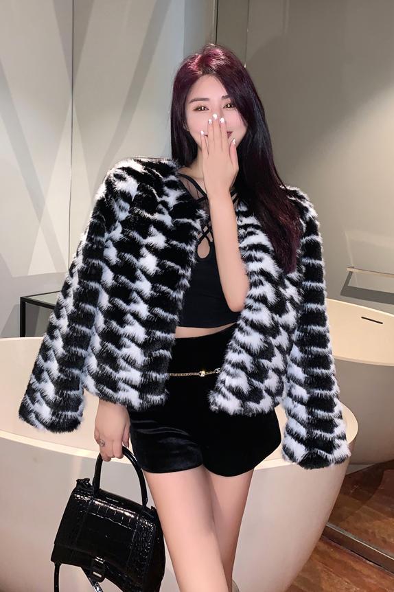 Real shot of autumn and winter new imitation fox fur coat for women, short high-end socialite mink houndstooth fur coat