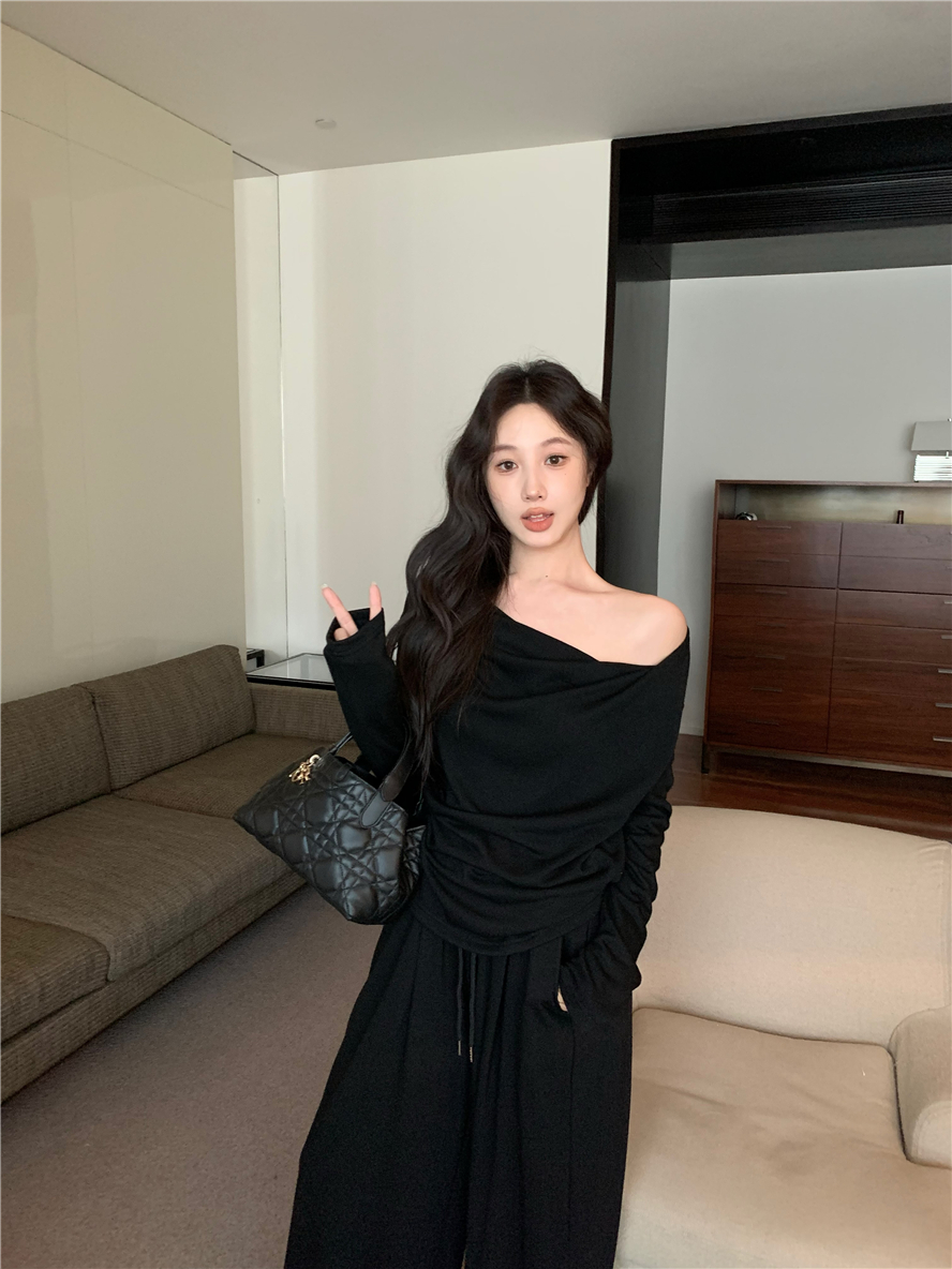Actual shot of lazy and elegant off-shoulder top/slim straight drawstring pants for women in autumn and winter brushed knitted suit