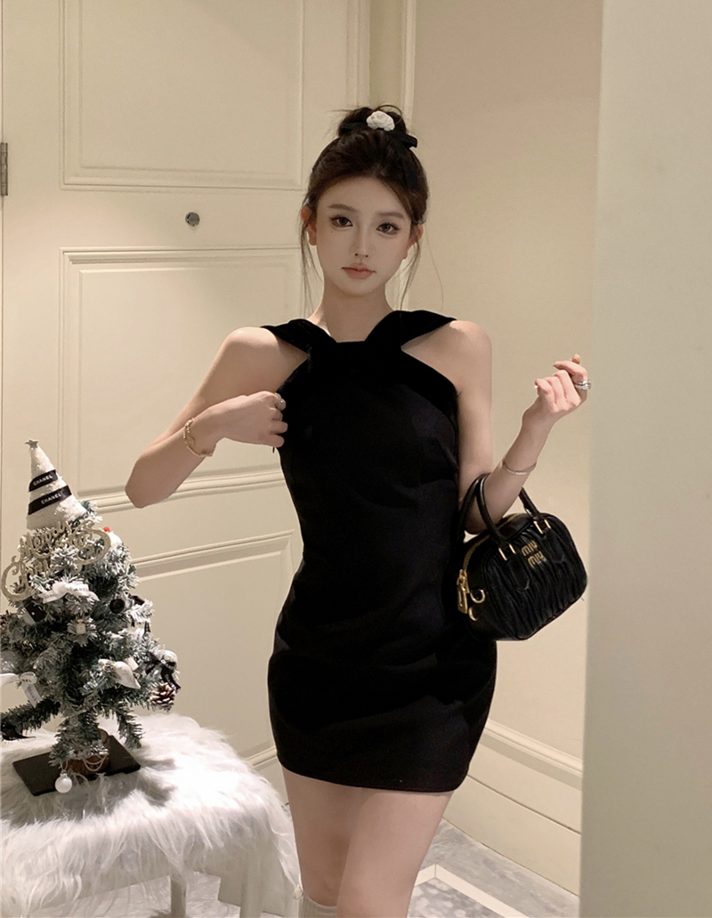 Real shot of retro sexy halterneck bow U-shaped backless little black skirt with hip wrap dress for women