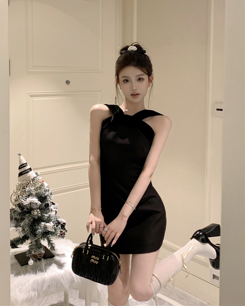 Real shot of retro sexy halterneck bow U-shaped backless little black skirt with hip wrap dress for women