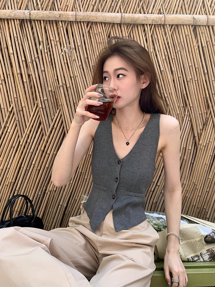 Retro knitted vest vest for women  autumn and winter new style slim and fashionable slim layered sleeveless V-neck vest