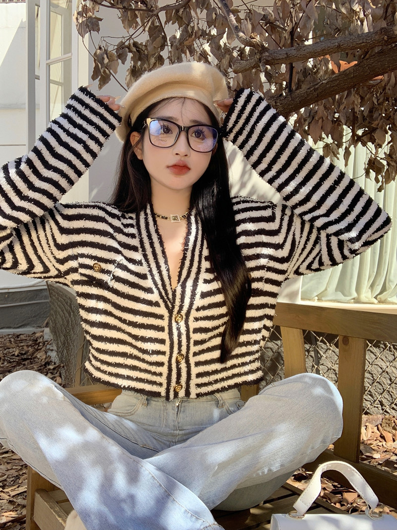 Real shot of early spring new style Xiaoxiang v-neck striped knitted cardigan sweater lazy niche top