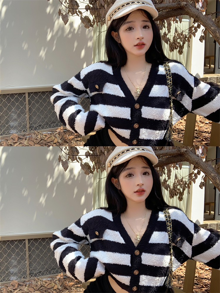 Real shot of early spring new style Xiaoxiang v-neck striped knitted cardigan sweater lazy niche top