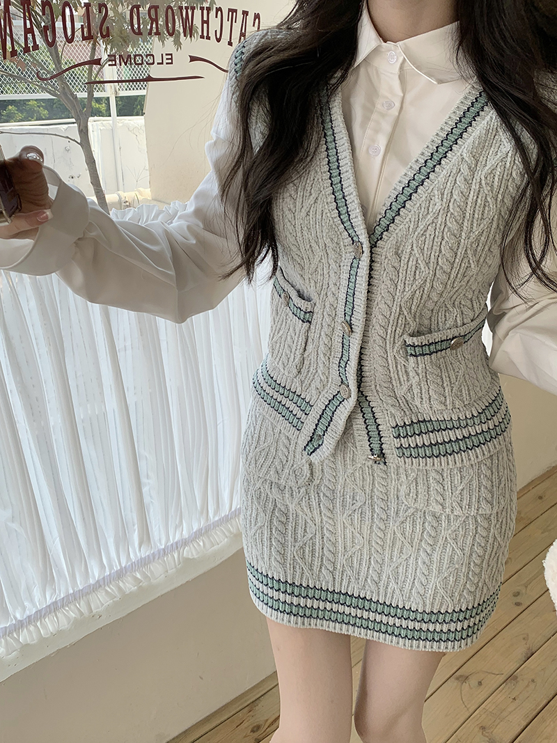 Real shot of v-neck contrasting color knitted vest for women + high-waist slimming butt-covering skirt two-piece set