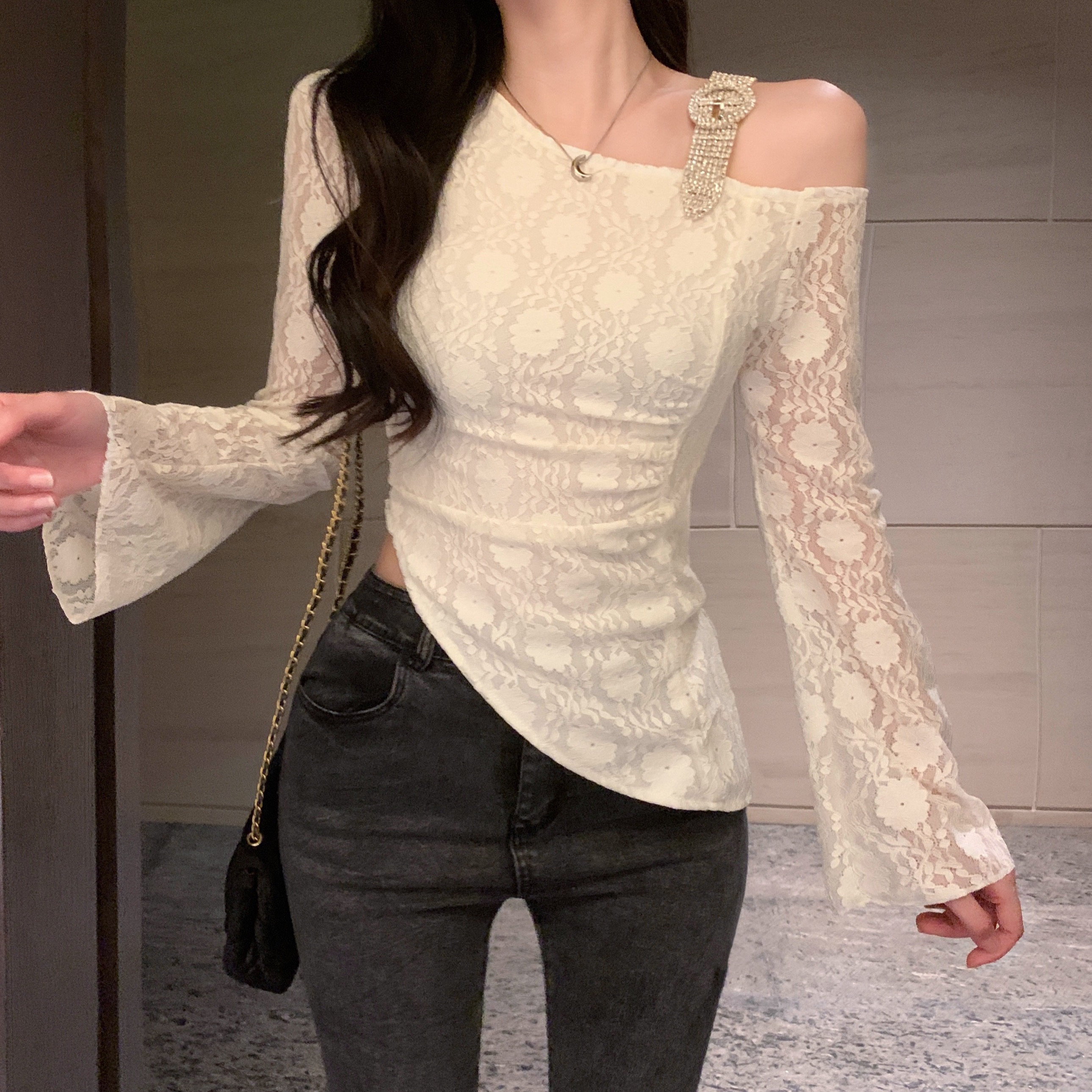 Real shot of pure lustful sweet girl one-shoulder long-sleeved T-sleeves with irregular pleats sexy top lace shirt bright diamond shoulder straps