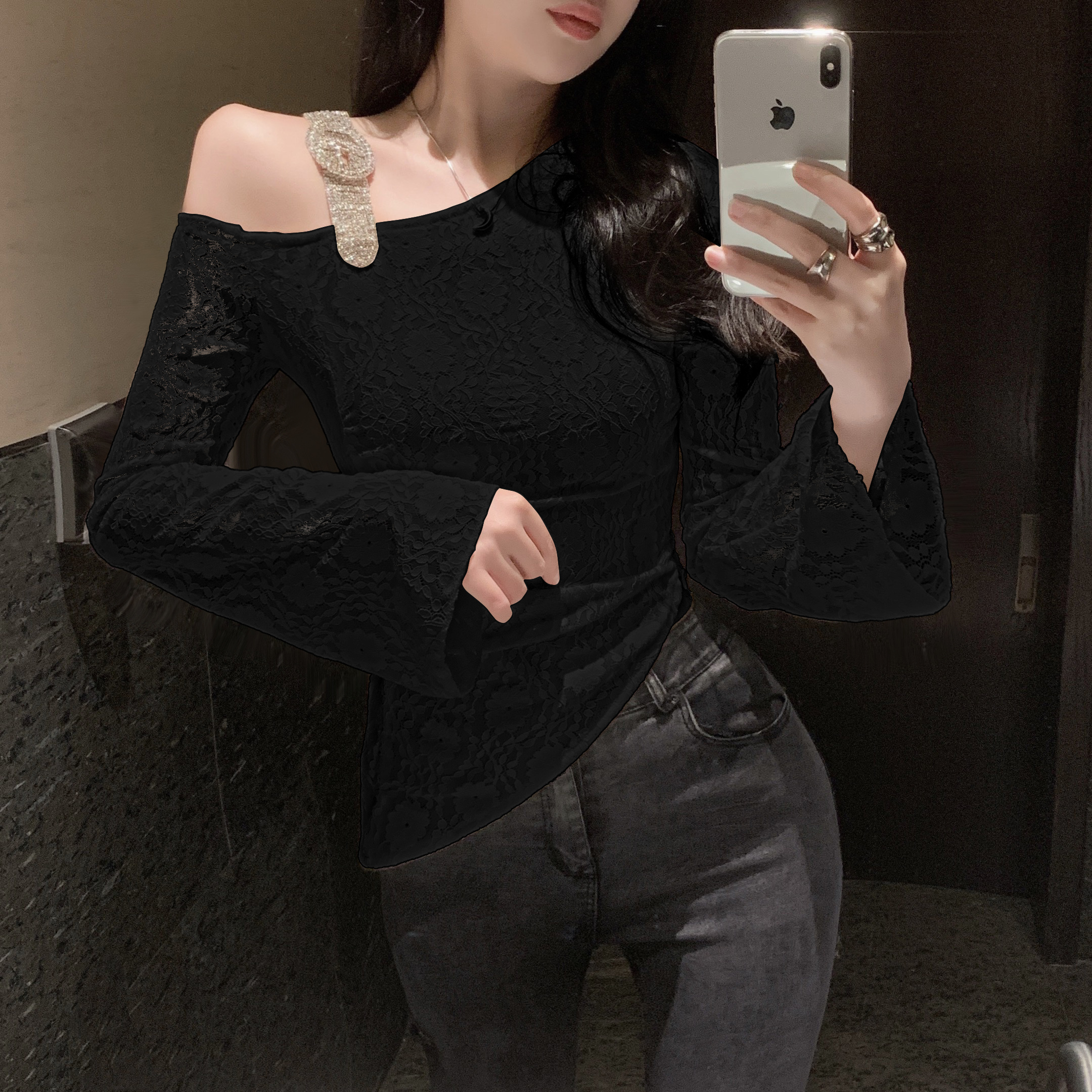 Real shot of pure lustful sweet girl one-shoulder long-sleeved T-sleeves with irregular pleats sexy top lace shirt bright diamond shoulder straps