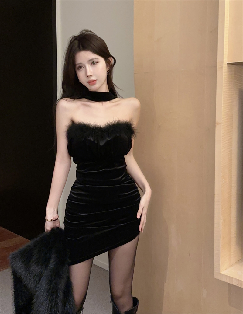 Real shot of French black velvet one-shoulder tube top and halterneck sexy waist-hugging mini dress with hip-covering skirt