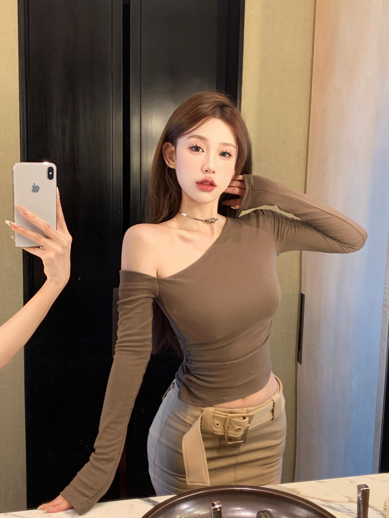 Real shot of sexy hot girl with irregular sloping shoulders, slim fit, long-sleeved T-shirt top, bottoming shirt