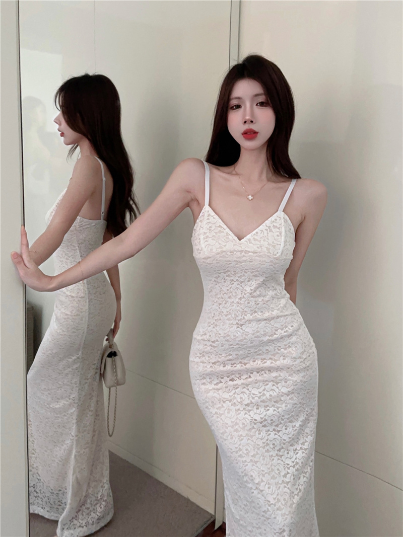 Real shot of gentle lace slim fit hip-covering long dress