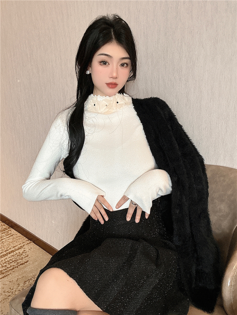Real shot of New Year's style contrasting color flower collar with long-sleeved turtleneck sweater to look slim and pure lusty style bottoming shirt