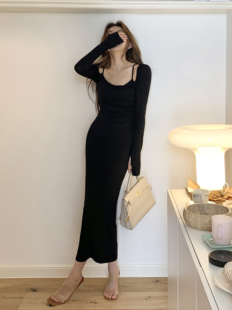 Actual shot of the 2024 spring and summer new style Yujie white hip-hugging skirt for women, design waist-revealing slim-fitting black long-sleeved dress