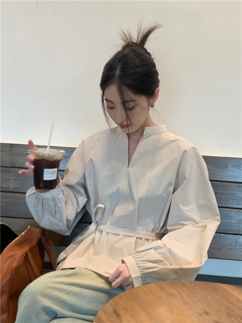 Actual photos and introduction of Korean style loose waisted small V-neck shirt