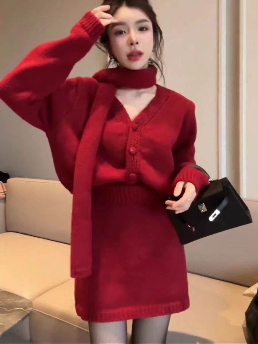 红色毛衣套装新款女装秋冬V领针织衫开衫+包臀短裙围巾三件套