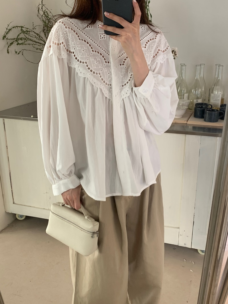 Actual shot of early spring Korean style fresh and lazy solid color stitching crocheted hollow shirt loose shirt