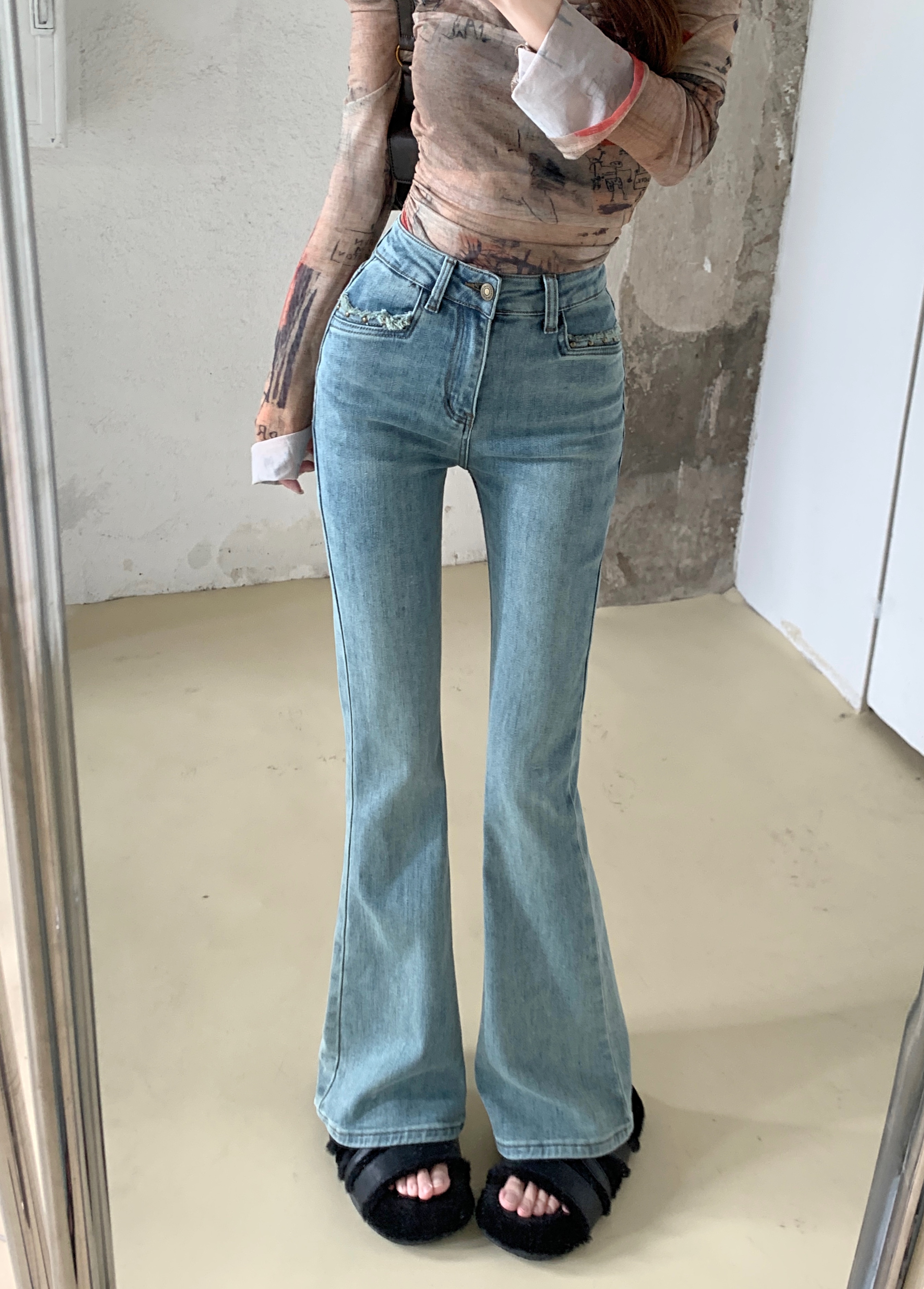 Actual shot of stretchy micro-flared rivet denim stretch straight jeans