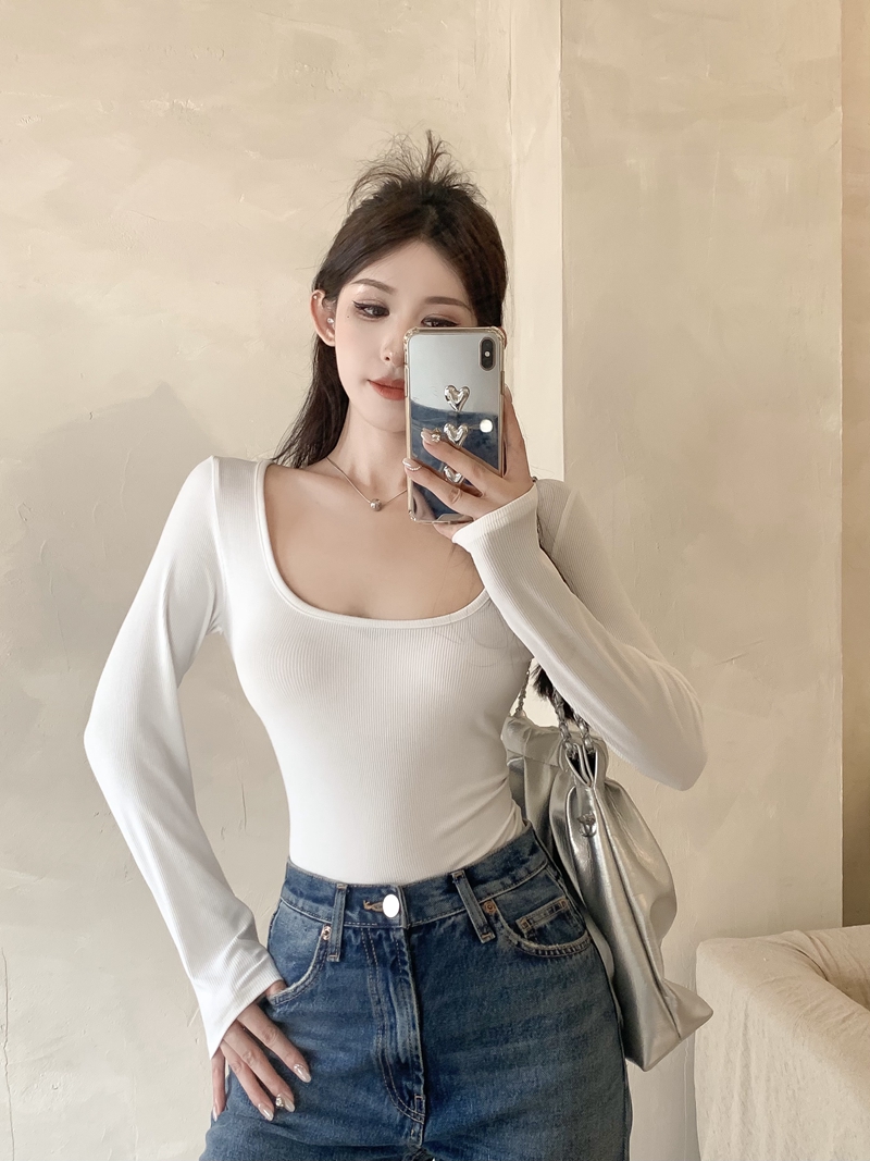Real shot of a bust-revealing, slim-fitting, clavicle-exposing large U-neck sexy tight-fitting top with a square-neck long-sleeved T-shirt top