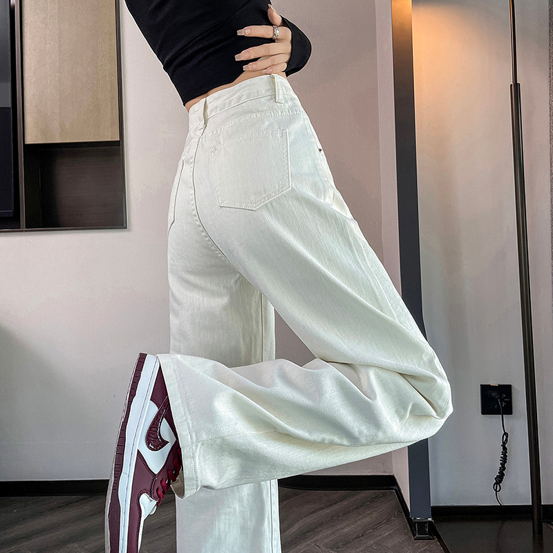 Actual shot of high-waisted, wide-legged, loose, versatile, slim jeans for spring and autumn, new style, drapey floor-length trousers, women's trousers, extended
