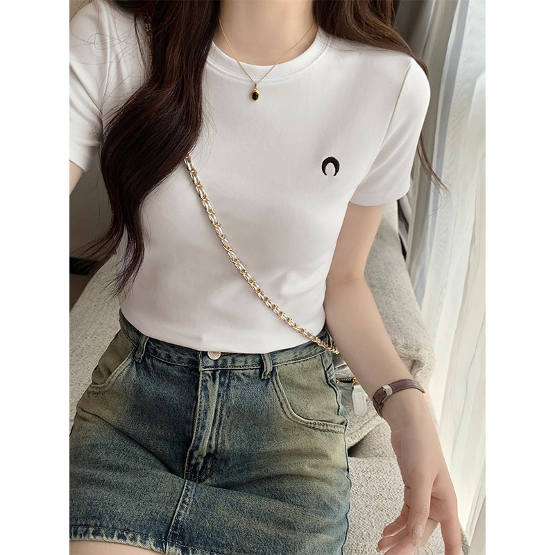 Real shot of high-end embroidered white right-shoulder short-sleeved T-shirt for women in early spring, niche short top with design