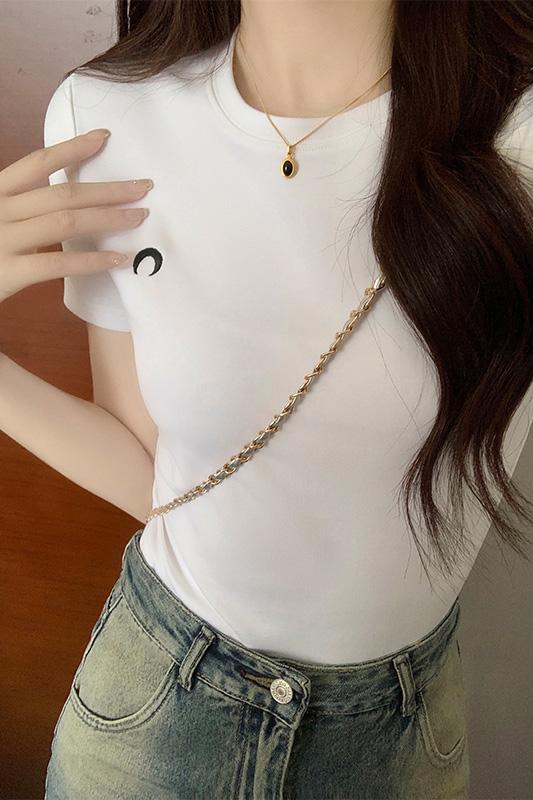 Real shot of high-end embroidered white right-shoulder short-sleeved T-shirt for women in early spring, niche short top with design