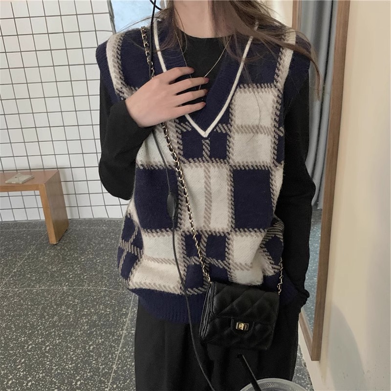 Retro plaid knitted vest for women in spring and autumn, early spring layering, college style v-neck waistcoat, lazy sweater vest