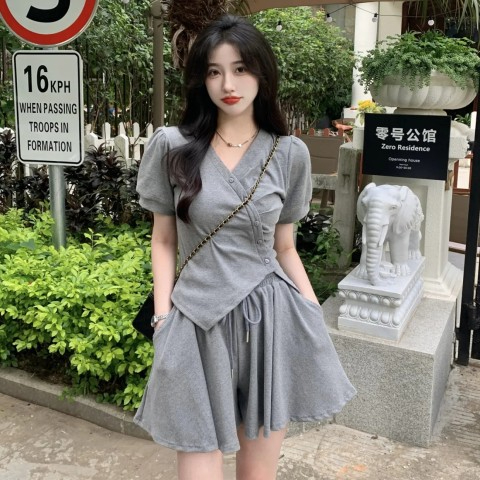Two-piece set of irregular V-neck short-sleeved T-shirt summer Korean version 2024 new slim fit drawstring short suit for women