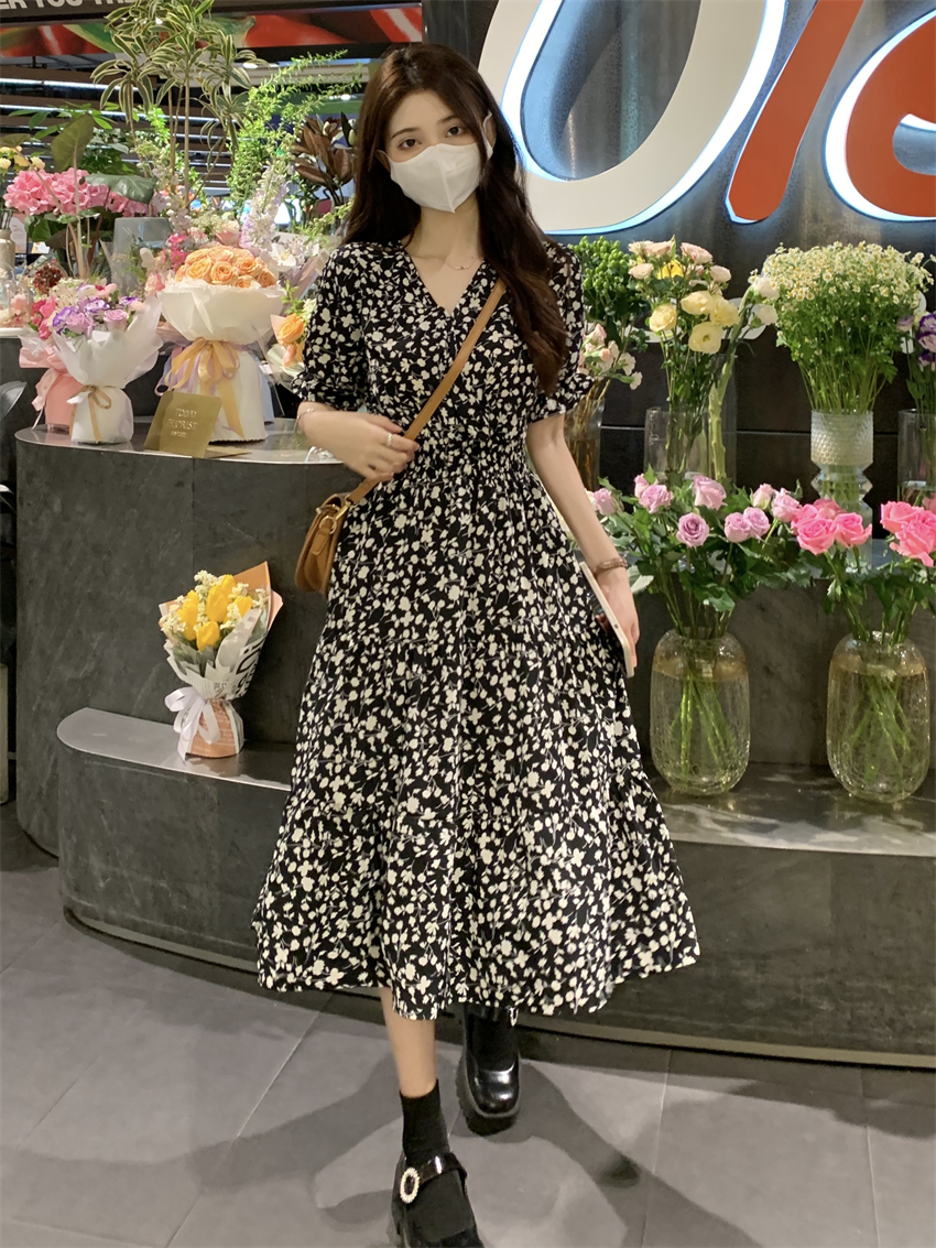 Real shot 2024 French gentle Korean style waist-cinching black small floral V-neck dress cake long skirt for women