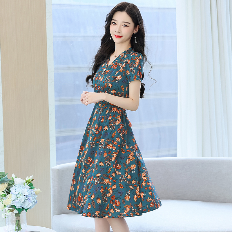實拍媽媽夏裝V領時尚連衣裙母親節中老年女洋氣短袖裙子氣質碎花