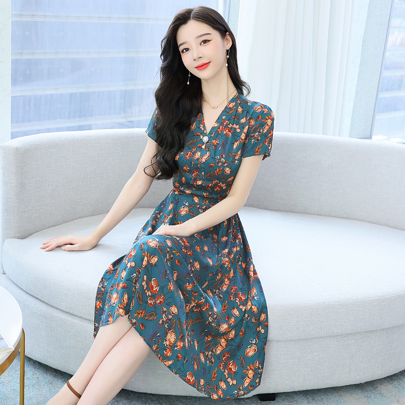 實拍媽媽夏裝V領時尚連衣裙母親節中老年女洋氣短袖裙子氣質碎花